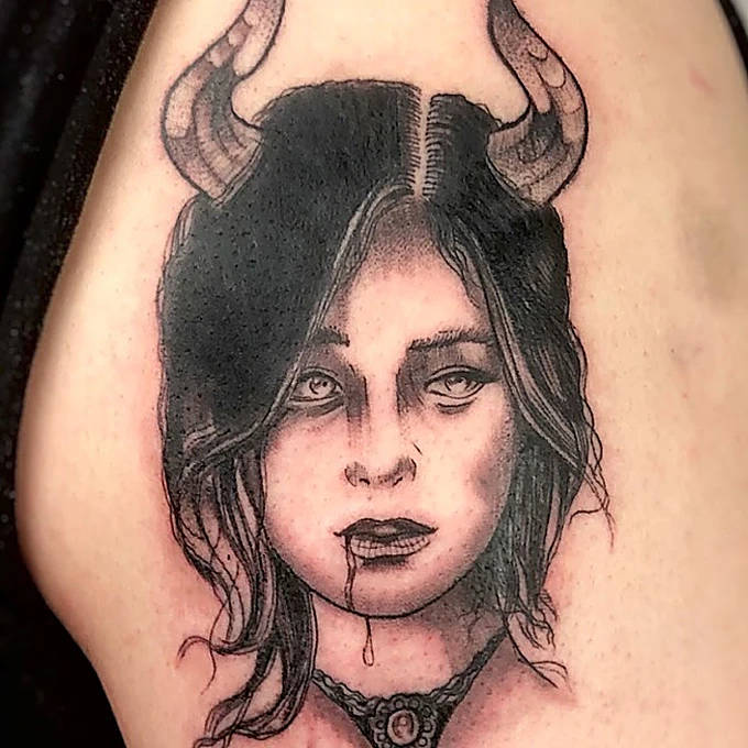 Paso 1, luz normal: el retrato de mujer con cuernos tatuado en negro y gris, sin color.