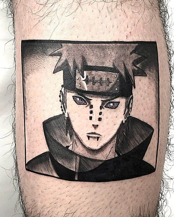 Retrato de un personaje de anime dentro de un cuadro negro, tatuado en la pantorrilla.